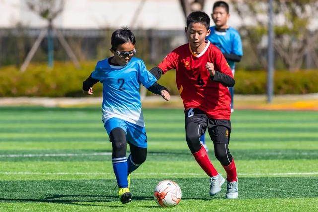 大连英博1-0领先新鹏城：韦斯利手球送点，马莱莱稳健罚中！